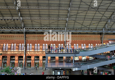 Innere des Madrid Atocha-Bahnhof Stockfoto
