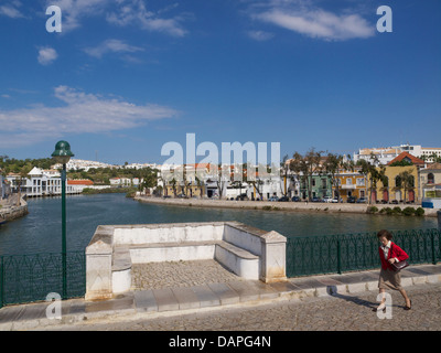 Blick auf die Stadt Tavira aus der römischen Brücke über den Fluss Sequa. Die Region Algarve, Portugal Stockfoto