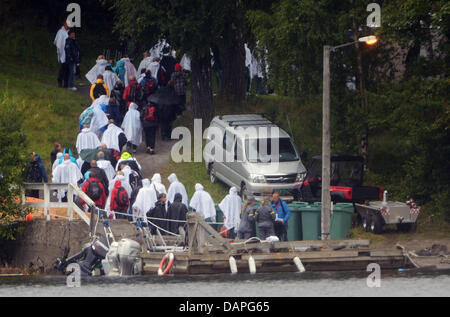 Angehörigen der Opfer, die an den Dreharbeiten starb auf der Insel Utoya, Norwegen, 19. August 2011 stehen. Vier Wochen später, erinnert sich Oslo den tödlichen Angriff aus 22 Juli in dem 77 Menschen starben. Acht von ihnen wurden durch eine Autobombe im Osloer Bezirk Regierung getötet. Foto: Hannibal Stockfoto