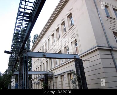 Die "Arbeitnehmer" Perlen Ausstellung findet im Inneren des Kubus des Berghain Club in Berlin, Deutschland, 18. August 2011. Das Berghain ist Berlins bekannteste Club. Besucher aus der ganzen Welt Schlange vor dem Club, der jetzt auch als Galerie dient. Die Gruppenausstellung "Alle - Workers' Pearls" versammelt die Werke von 32 Berghain-Mitarbeiter, angefangen bei der Türsteher phot Stockfoto