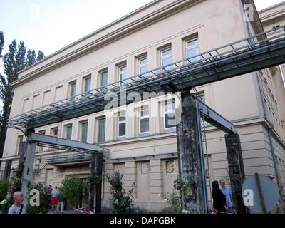 Die "Arbeitnehmer" Perlen Ausstellung findet im Inneren des Kubus des Berghain Club in Berlin, Deutschland, 18. August 2011. Das Berghain ist Berlins bekannteste Club. Besucher aus der ganzen Welt Schlange vor dem Club, der jetzt auch als Galerie dient. Die Gruppenausstellung "Alle - Workers' Pearls" versammelt die Werke von 32 Berghain-Mitarbeiter, angefangen bei der Türsteher phot Stockfoto