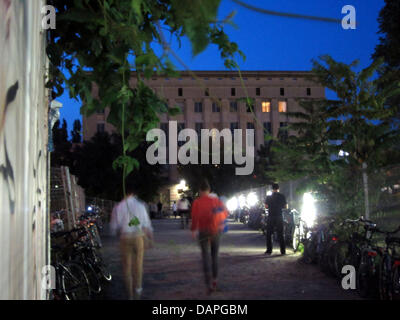 Die "Arbeitnehmer" Perlen Ausstellung findet im Inneren des Kubus des Berghain Club in Berlin, Deutschland, 18. August 2011. Das Berghain ist Berlins bekannteste Club. Besucher aus der ganzen Welt Schlange vor dem Club, der jetzt auch als Galerie dient. Die Gruppenausstellung "Alle - Workers' Pearls" versammelt die Werke von 32 Berghain-Mitarbeiter, angefangen bei der Türsteher phot Stockfoto