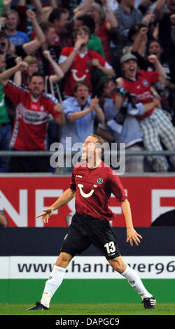 Hannovers Jan Schlaudraff jubelt nach seinem Tor während der 1. Etappe der Europa League 4. Runde Playoff-Fußballspiel Hannover 96 gegen FC Sevilla in der AWD-Arena in Hannover, Deutschland, 18. August 2011. Foto: Jochen Luebke Stockfoto