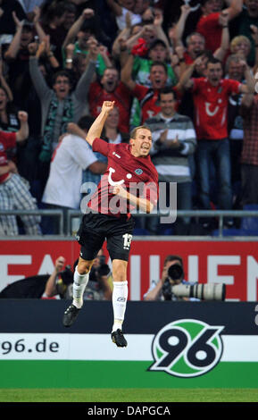 Hannovers Jan Schlaudraff jubelt nach seinem Tor während der 1. Etappe der Europa League 4. Runde Playoff-Fußballspiel Hannover 96 gegen FC Sevilla in der AWD-Arena in Hannover, Deutschland, 18. August 2011. Foto: Jochen Luebke Stockfoto