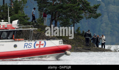 Überlebenden des Massakers Utoya Fuß auf der Insel Utoya, Norwegen, 20. August 2011. Vier Wochen nach der Bombenexplosion in Oslo und dem folgenden Massaker in einem Ferienlager auf der Insel Utoya Norwegen gedenkt der 77 Opfer des Angriffs mit einer dreitägigen Trauerfeier. Foto: Hannibal Hanschke Stockfoto