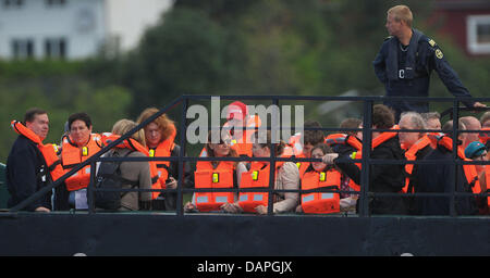 Überlebenden des Massakers Utoya kommen auf einem Schiff auf der Insel Utoya, Norwegen, 20. August 2011. Vier Wochen nach der Bombenexplosion in Oslo und dem folgenden Massaker in einem Ferienlager auf der Insel Utoya Norwegen erinnert an die 77 Opfer des Angriffs mit einer dreitägigen Trauerfeier. Foto: Hannibal Hanschke Stockfoto