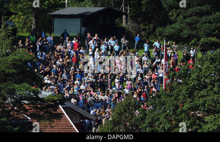 Überlebenden der Massaker und Verwandten Wanderung auf dem Fjord Insel Utoya, Norwegen, 20. August 2011. Vier Wochen nach der Bombenexplosion in Oslo und das Massaker in Ferienlager auf der Insel Fjord hält Norwegen eine dreitägige Gedenkfeier für die 77 Toten. Foto: Hannibal Stockfoto