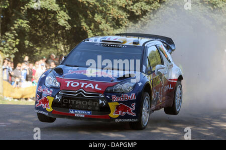 Französischer Rallye-Fahrer Sebastien Ogier (Frankreich) und sein Co-Pilot Julien Ingrassia (Frankreich)-Rennen in ihrem Citroen auf dem Rollfeld während das Zeitfahren der ADAC Rallye Deutschland nahe Hermekeil, Deutschland, 20. August 2011. ADAC Rallye Deutschland ist eine Qualifikation für die WRC-Rallye-Weltmeisterschaft laufen. Foto: Thomas Frey Stockfoto