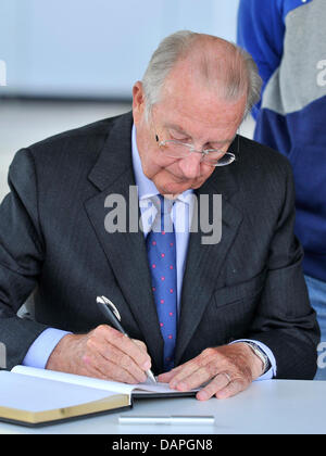 König Albert II von Belgien unterzeichnet das Buch der Condolesence bei seinem Besuch in den Räumlichkeiten des Pukkelpop-Musikfestival in Hasselt, Belgien, 19. August 2011. Das Festival wurde abgesagt, nach dem schweren Sturm, der das Festival am vergangenen Donnerstag, das fünf Tote und 140 Verletzte forderten getroffen, von denen acht schwere Verletzungen erlitten. Foto: Marius Becker Stockfoto