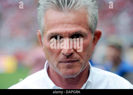 Bayern Kopf kommt Trainer Jupp Heynckes im Stadium vor der Bundesliga-Fußball-match zwischen FC Bayern München und den Hamburger SV in der Allianz Arena in München, Deutschland, 20. August 2011. Foto: Tobias Hase (Achtung: EMBARGO Bedingungen! Die DFL ermöglicht die weitere Nutzung der Bilder im IPTV, mobile Dienste und anderen neuen Technologien nur nicht früher als zwei Stockfoto