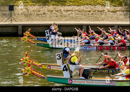 Die 2013 "Help for Heroes" Charity Drachenboot-Rennen organisiert vom Rotary Club in York. Fancy Dress Mannschaften Mannschaften Startlinie Stockfoto