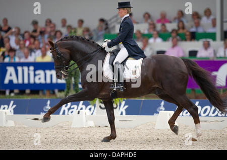 Deutsche Reiterliche Helen Langehanenberg in Aktion auf ihrem Pferd Damon Hill während der Grand Prix Kür bei der Dressur-Europameisterschaft in Rotterdam, Niederlande, 21. August 2011. Foto: Uwe Anspach Stockfoto