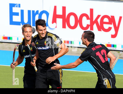 Belgiens Torschütze Simon Gougnard (C) feiert mit Alexandre de Paeuw (R) und Jerome Dekeyser, nachdem das zweite Tor, während die Männer Rollstuhlbasketball Nations Championship Gruppe eine Übereinstimmung zwischen Belgien und Russland im Hockey-Park in Mönchengladbach, 22. August 2011. Foto: ROLAND WEIHRAUCH Stockfoto