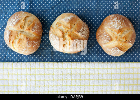 Top-down Ansicht, kopieren 3 Rollen genau platziert auf zwei Tücher, gelb und blau, Raum, Balance, Detail. Stockfoto