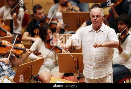 Dirigent Daniel Barenboim probt mit dem West-Eastern Divan Orchestra in Köln, 23. August 2011. Vom 23. bis 28. August 2011 führt die Barenboim die Philharmonie spielen aller Beethoven Symphonien. Foto: OLIVER BERG Stockfoto