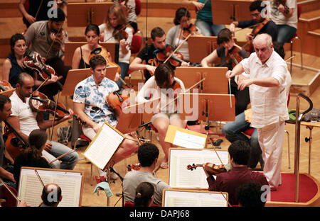 Dirigent Daniel Barenboim probt mit dem West-Eastern Divan Orchestra in Köln, 23. August 2011. Vom 23. bis 28. August 2011 führt die Barenboim die Philharmonie spielen aller Beethoven Symphonien. Foto: OLIVER BERG Stockfoto