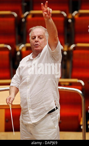 Dirigent Daniel Barenboim probt mit dem West-Eastern Divan Orchestra in Köln, 23. August 2011. Vom 23. bis 28. August 2011 führt die Barenboim die Philharmonie spielen aller Beethoven Symphonien. Foto: OLIVER BERG Stockfoto