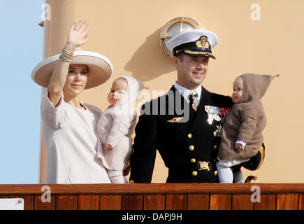 Crownprince Frederik und Crownprincess Mary an der königlichen Yaught Dannebrog mit ihren Kindern Prince Vincent (R) und Prinzessin Josephine am zweiten Tag der Sommer-Tour in Hanstholm, Dänemark, 23. August 2011. Foto: Patrick van Katwijk Stockfoto