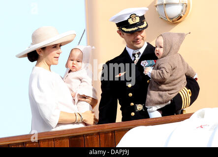 Crownprince Frederik und Crownprincess Mary an der königlichen Yaught Dannebrog mit ihren Kindern Prince Vincent (R) und Prinzessin Josephine am zweiten Tag der Sommer-Tour in Hanstholm, Dänemark, 23. August 2011. Foto: Patrick van Katwijk Stockfoto