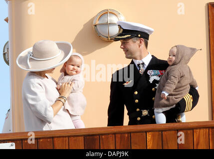 Crownprince Frederik und Crownprincess Mary an der königlichen Yaught Dannebrog mit ihren Kindern Prince Vincent (R) und Prinzessin Josephine am zweiten Tag der Sommer-Tour in Hanstholm, Dänemark, 23. August 2011. Foto: Patrick van Katwijk Stockfoto