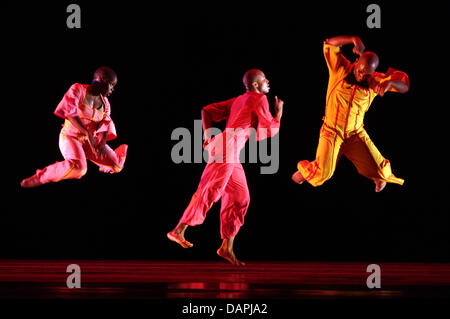 Mitglieder der Tanz Ensemble "Alvin Ailey American Dance Theater" tanzen Auswahlen von ihrem Programm an der Staatsoper während einer Medienprobe in Hamburg, Germany, 23. August 2011. Das Tanztheater ist in Hamburg vom 23. bis 28. August 2011. Foto: KAY NIETFELD Stockfoto