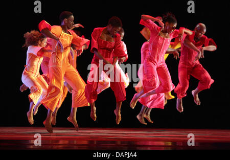 Mitglieder der Tanz Ensemble "Alvin Ailey American Dance Theater" tanzen Auswahlen von ihrem Programm an der Staatsoper während einer Medienprobe in Hamburg, Germany, 23. August 2011. Das Tanztheater ist in Hamburg vom 23. bis 28. August 2011. Foto: KAY NIETFELD Stockfoto