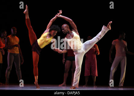 Mitglieder der Tanz Ensemble "Alvin Ailey American Dance Theater" tanzen Auswahlen von ihrem Programm an der Staatsoper während einer Medienprobe in Hamburg, Germany, 23. August 2011. Das Tanztheater ist in Hamburg vom 23. bis 28. August 2011. Foto: KAY NIETFELD Stockfoto