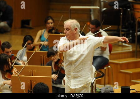 Dirigent Daniel Barenboim probt mit dem West-Eastern Divan Orchestra in Köln, 23. August 2011. Vom 23. bis 28. August 2011 führt die Barenboim die Philharmonie spielen aller Beethoven Symphonien. Foto: Horst Galuschka Stockfoto