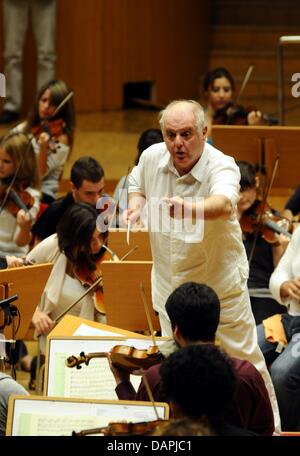 Dirigent Daniel Barenboim probt mit dem West-Eastern Divan Orchestra in Köln, 23. August 2011. Vom 23. bis 28. August 2011 führt die Barenboim die Philharmonie spielen aller Beethoven Symphonien. Foto: Horst Galuschka Stockfoto