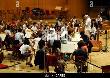 Dirigent Daniel Barenboim probt mit dem West-Eastern Divan Orchestra in Köln, 23. August 2011. Vom 23. bis 28. August 2011 führt die Barenboim die Philharmonie spielen aller Beethoven Symphonien. Foto: Horst Galuschka Stockfoto