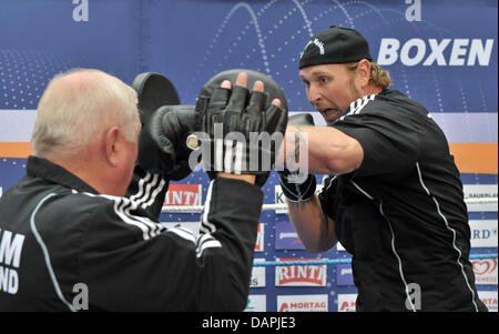 Profi-Boxer Robert Helenius (Finnland) übt mit seinem Trainer Ulli Wegner in einem öffentlichen Training vor die WBA/WBO-Schwergewichts-intercontinental Championship in der Messehalle in Erfurt in Erfurt, Deutschland, 23. August 2011. Die WBA und WBO-intercontinental Champion Robert Helenius kämpfen früheren WBO-Weltmeister Siarhei Liakhovich (Weißrussland). Foto: MART Stockfoto