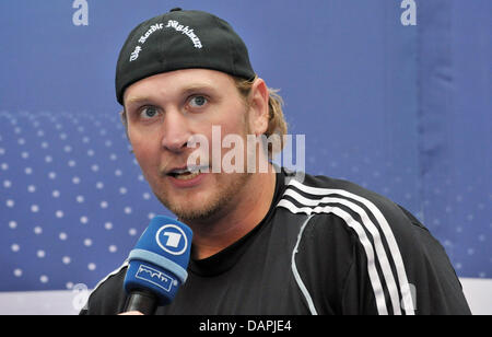 Profi-Boxer Robert Helenius (Finnland) Praktiken bei einem öffentlichen Training vor die WBA/WBO-Schwergewichts-intercontinental Championship in der Messehalle in Erfurt in Erfurt, Deutschland, 23. August 2011. Die WBA und WBO-intercontinental Champion Robert Helenius kämpfen früheren WBO-Weltmeister Siarhei Liakhovich (Weißrussland). Foto: MARTIN SCHUTT Stockfoto