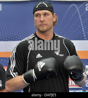 Profi-Boxer Robert Helenius (Finnland) Praktiken bei einem öffentlichen Training vor die WBA/WBO-Schwergewichts-intercontinental Championship in der Messehalle in Erfurt in Erfurt, Deutschland, 23. August 2011. Die WBA und WBO-intercontinental Champion Robert Helenius kämpfen früheren WBO-Weltmeister Siarhei Liakhovich (Weißrussland). Foto: MARTIN SCHUTT Stockfoto