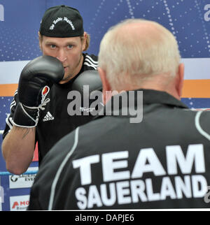 Profi-Boxer Robert Helenius (Finnland) übt mit seinem Trainer Ulli Wegner in einem öffentlichen Training vor die WBA/WBO-Schwergewichts-intercontinental Championship in der Messehalle in Erfurt in Erfurt, Deutschland, 23. August 2011. Die WBA und WBO-intercontinental Champion Robert Helenius kämpfen früheren WBO-Weltmeister Siarhei Liakhovich (Weißrussland). Foto: MART Stockfoto