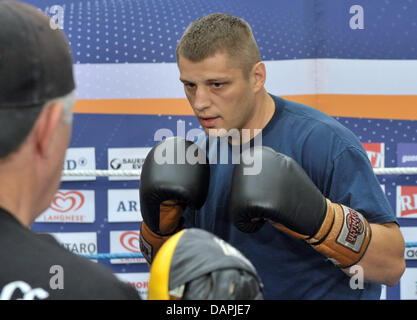 Profi-Boxer Siarhei Liakhovich (Weißrussland) übt mit seinem Trainer Kenneth Weldon bei einem öffentlichen Training vor die WBA/WBO-Schwergewichts-intercontinental Championship in der Messehalle in Erfurt in Erfurt, Deutschland, 23. August 2011. Die WBA und WBO-intercontinental Champion Robert Helenius (Finnland) kämpfen früheren WBO-Weltmeister Siarhei Liakhovich (betrogen Stockfoto