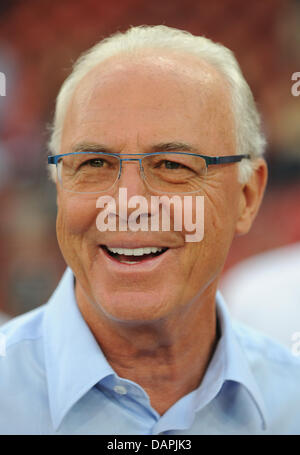 Ehemalige Bayern München Präsident Franz Beckenbauer Lächeln vor der Champions-League-Qualifikation Runde zweite Bein Fußball Spiel FC Zürich und FC Bayern München im Letzigrund Stadion in Zürich, Schweiz, 23. August 2011. Foto: Patrick Seeger Stockfoto