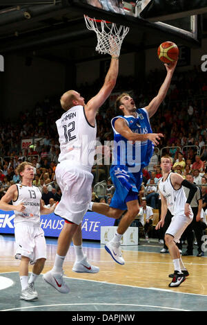 Griechische nationale Basketball-Spieler, die Nick Calathes (R) versucht, während der Beko Basketball-Supercup gegen Deutschlands Chris Kaman erzielen match Deutschland vs. Griechenland in der Stechert Arena in Bamberg, Deutschland, 20. August 2011. Foto: Revierfoto Stockfoto