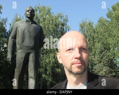 Deutscher Regisseur Veit Helmer steht vor einem Denkmal des sowjetischen Kosmonauten Yuri Gagarin im russischen Raum Trainingslager "Star City" in der Nähe von Moskau, Russland, 18. August 2011.  Helmer ist der erste Künstler, dem Film auf dem Gelände der Mission Raumfahrtzentrum Baikonur in Kasachstan dürfen. Sein neuester Film, dem romantischen Drama "Baikonur", die der 43-jährige Filmemacher auch u Stockfoto