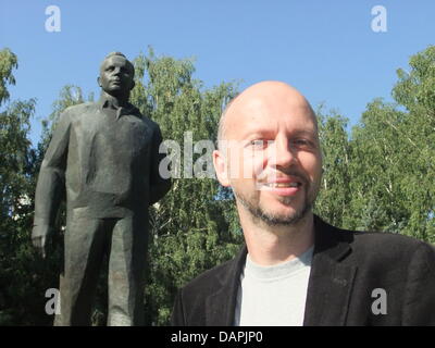 Deutscher Regisseur Veit Helmer steht vor einem Denkmal des sowjetischen Kosmonauten Yuri Gagarin im russischen Raum Trainingslager "Star City" in der Nähe von Moskau, Russland, 18. August 2011.  Helmer ist der erste Künstler, dem Film auf dem Gelände der Mission Raumfahrtzentrum Baikonur in Kasachstan dürfen. Sein neuester Film, dem romantischen Drama "Baikonur", die der 43-jährige Filmemacher auch u Stockfoto