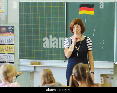 Ein Klassenlehrer werden aufgefordert, ihre Schüler während des Unterrichts einer Klasse der Erstklässler an der Goethe-Grundschule in Potsdam, Deutschland, 22. August 2011 ruhig zu sein. Foto: Jens Kalaene Stockfoto