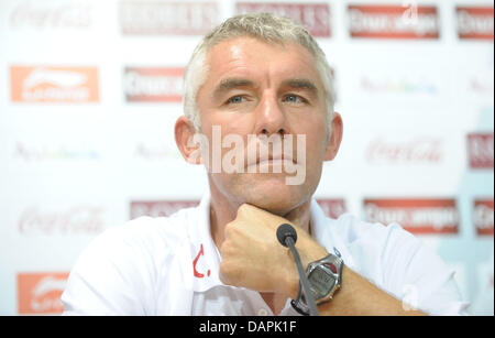 Hannovers Trainer Mirko Slomka spricht während einer Pressekonferenz vor der Europa League zweite Bein Qualifikation match zwischen Hannover 96 und FC Sevilla im Stadion Estadio Ramon Sanchez Pizjuan in Sevilla, Spanien, 24. August 2011 Kopf. Foto: PETER STEFFEN Stockfoto