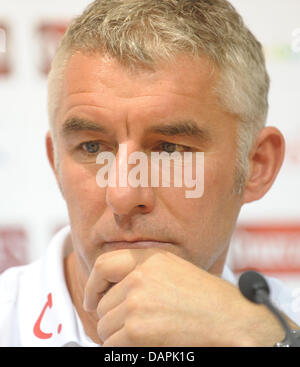 Hannovers Trainer Mirko Slomka spricht während einer Pressekonferenz vor der Europa League zweite Bein Qualifikation match zwischen Hannover 96 und FC Sevilla im Stadion Estadio Ramon Sanchez Pizjuan in Sevilla, Spanien, 24. August 2011 Kopf. Foto: PETER STEFFEN Stockfoto