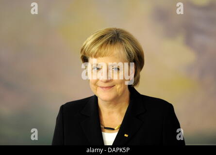 Datei - eine Archiv Bild datiert 28. Oktober 2009 zeigt Bundeskanzlerin Angela Merkel, bei einer Rede im Schloss Bellevue in Berlin, Deutschland. Forbes-Magazin hat Bundeskanzlerin Angela Merkel wieder mächtigste Frau der Welt benannt. Foto: Maurizio Gambarini Stockfoto