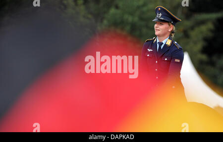 Deutsche Vielseitigkeits-Reiter Julia Krajewski fährt vorbei an eine deutsche Flagge auf ihr Pferd nach der Schlacht während der Dressur-Veranstaltung von der Europameisterschaft Vielseitigkeit Luhmuehlen, Deutschland, 25. August 2011. Bis 28. August 2011 konkurrieren 70 Fahrer aus 14 Populus in Veranstaltungen Dressur, Langlauf und Springreiten. Foto: Jochen Luebke Stockfoto