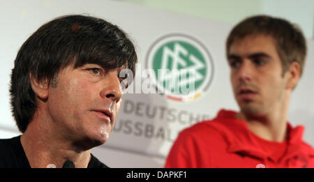 (Dpa-Datei) - ein Datei-Bild datiert 25. März 2011 des deutschen Fußball-Trainer Joachim Löw (L) und Spieler Philipp Lahm (R) während einer Pressekonferenz in Mainz, Deutschland. Kurz vor den Spielen gegen Österreich und Polen sorgt Lahms kürzlich erschienenen Buch für Kontroversen. Nach seiner Medienzentrum will der deutsche Fußball-Bund (DFB) einen umfassenden Überblick über Stockfoto