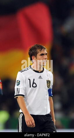 (Dpa-Datei) - ein Datei-Bild datiert 7. September 2010 des deutschen nationalen Fußballer Philipp Lahm während eines Spiels in Köln. Kurz vor den Spielen gegen Österreich und Polen sorgt Lahms kürzlich erschienenen Buch für Kontroversen. Nach seiner Medienzentrum will der deutsche Fußball-Bund (DFB) einen umfassenden Überblick über Lahms Kommentare vor der Erörterung th Stockfoto