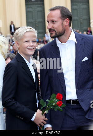 Norwegische Kronprinzessin Mette-Marits Sohn Marius (L) und Norwegens Kronprinz Haakon besuchen die Feierlichkeiten anlässlich der 10. Hochzeitstag des norwegischen Kronprinzen-Paares an der Universität in Oslo, Norwegen, 25. August 2011. Foto: Patrick van Katwijk Stockfoto