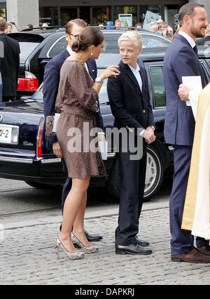 Schwangere Kronprinzessin Victoria von Schweden, Prinz Daniel (hinten), norwegische Kronprinzessin Mette-Marits Sohn Marius (2. R) und Norwegens Kronprinz Haakon an den Feierlichkeiten anlässlich der 10. Hochzeitstag des norwegischen Kronprinzen-paar an der Universität in Oslo, Norwegen, 25. August 2011. Foto: Patrick van Katwijk Stockfoto