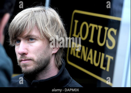 Datei - ein Archiv Bild datiert 5. Mai 2011 die deutsche Formel1-Fahrer Nick Heidfeld aus dem Team Lotus Renault Stand vor seinem Team Wohnmobil im Camp des Fahrers von der Renn-Parcour in Istanbul Park in Istanbul, Türkei zeigt. Heidfeld scheidet aus der Formel1 Sport. Renault berichtete Heidfeld durch brasilianische Fahrer Senna beim belgischen Grand Prix ersetzt werden, Stockfoto