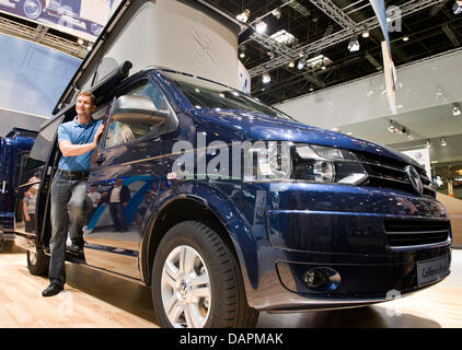 Ein Mann posiert vor einem Volkswagen T5-Wohnwagen auf dem Caravan Salon 2011-Kongress für Wohnmobile und Wohnwagen in Düsseldorf, 26. August 2011. Der Caravan Salon ist eine wichtige Konvention für Wohnmobile, Wohnwagen und camping. Foto: Canan Sevil Stockfoto